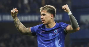 Relatório: Manchester City pronto para fazer uma oferta para contratar um meio-campista da Premier League. Report: Man City ready to make offer to sign Premier League midfielder