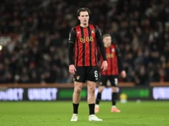 Relatório: Chelsea tentou contratar meio-campista da Premier League três vezes Report: Chelsea have made three attempts to sign Premier League midfielder