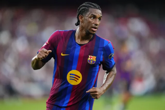 Report: La Liga defender could be heading to Manchester United Report: La Liga defender could be heading to Manchester United