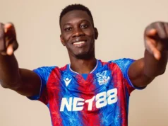 Transferência de Ismaila Sir: Palácio pedindo preço £ 50 milhões Ismaila Sarr wearing a blue and red Crystal Palace football kit, pointing forward with both hands.