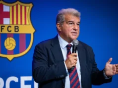 Retorno da análise do árbitro de TV do Real Madrid Joan Laporta speaking into a microphone in front of the FC Barcelona crest