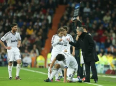 O hat-trick de Mbappé selou a vitória do Real Madrid em casa Jose Mourinho gesturing to Real Madrid players during a match at the Santiago Bernabeu stadium.