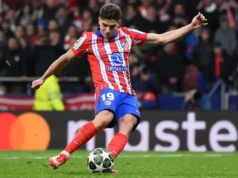 Julian Alvarez para o Arsenal? Declaração do Atlético Madrid bloqueia transferência do Barcelona Julian Alvarez wearing the Atletico Madrid home kit kicking a soccer ball during a match