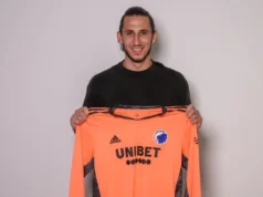 Kamil Grabara foi emprestado à Juventus Kamil Grabara smiling and holding up an orange FC Copenhagen goalkeeper jersey