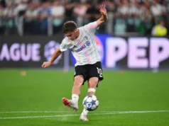 Kenan Yildiz: plano da Juventus em meio ao interesse do Arsenal Kenan Yildiz in a Juventus kit kicking a soccer ball during a match