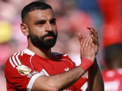Liverpool dá apoio a Bradley Barcola enquanto ‘fontes francesas’ compartilham possibilidade de acordo com o PSG Liverpool's Mohamed Salah applauds fans as he walks off the pitch