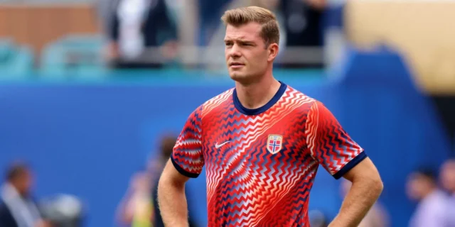 Man Utd and Carrick eye late loan move to sign "legendary" £30m striker after talks sorloth-norway