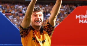 Os Wolves fizeram uma oferta tardia para contratar o jogador da Premier League, à frente de Burnley e West Ham ryan-giles-hull
