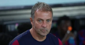 O zagueiro do Barcelona não deixará o clube neste verão, apesar dos fortes vínculos | Barça Universal Hansi Flick, Barcelona manager
