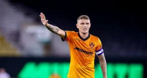 Kieran Trippier com cinta após sofrer lesão no ligamento colateral medial Kieran Trippier in a brace after suffering injury to his MCL