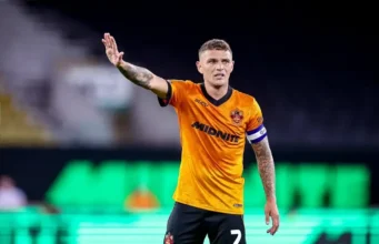 Kieran Trippier com cinta após sofrer lesão no ligamento colateral medial Kieran Trippier in a brace after suffering injury to his MCL