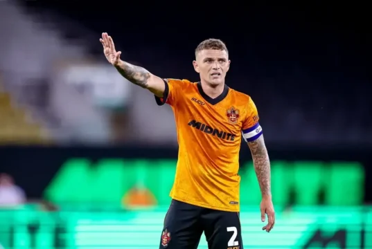 Kieran Trippier com cinta após sofrer lesão no ligamento colateral medial Kieran Trippier in a brace after suffering injury to his MCL