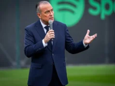 Julian Alvarez: Atlético Barcelona interrompe negociações de transferência Rafa Yuste, FC Barcelona vice president, speaking into a microphone while wearing a navy blue suit.