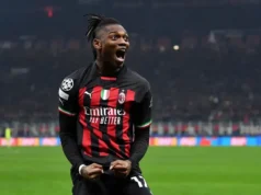 Jean-Mateo Bahoya está relacionado com uma transferência para o Milan Rafael Leao in AC Milan home kit celebrating during a match