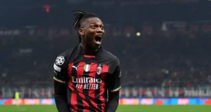 Jean-Mateo Bahoya está relacionado com uma transferência para o Milan Rafael Leao in AC Milan home kit celebrating during a match