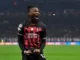 Jean-Mateo Bahoya está relacionado com uma transferência para o Milan Rafael Leao in AC Milan home kit celebrating during a match