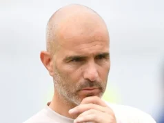 O Manchester City “espera um acordo de Enzo Fernandes esta semana” com o Chelsea Football manager Enzo Maresca holding his chin during a training session held by the head coach while he wears a light-coloured top