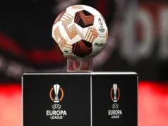 Quando é o sorteio da Liga Europa? Data, hora, horário, onde assistir The orange and white ball of European football competition the UEFA Europa League with the word molten in the middle on a plinth in a stadium