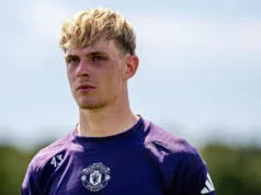 Transferência de Toby Collier: Hull City alvo do meio-campista do Utd Toby Collyer wearing a purple Manchester United training kit with the number 43.