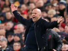 O problema do meio-campo do Liverpool é óbvio e contratar um novo extremo não o resolverá Arne Slot, Manager of Liverpool, reacts during the Premier League match between Liverpool and Manchester City at Anfield on February 08, 2026 in Liverpool, England.