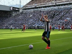 Vilão da pantomima usa vitrine para dar ultimato de transferência ao Manchester United Newcastle United's English midfielder #03 Lewis Hall applauds as he goes to take a corner during the English Premier League football match between Newcastle United and Liverpool at St James' Park in Newcastle-upon-Tyne, north east England on August 23, 2026. (Photo by Paul ELLIS / AFP) / RESTRICTED TO EDITORIAL USE. No use with unauthorized audio, video, data, fixture lists, club/league logos or 'live' services. Online in-match use limited to 120 images. An additional 40 images may be used in extra time. No video emulation. Social media in-match use limited to 120 images. An additional 40 images may be used in extra time. No use in betting publications, games or single club/league/player publications. /