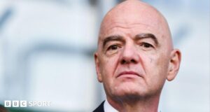 A FIFA está doando £ 2,6 bilhões extras para o desenvolvimento do futebol