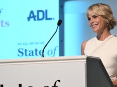 A atriz Selma Blair foi presa após supostamente morder uma comissária de bordo. e foi detido em um voo de LAX para JFK, disseram fontes. A atriz Selma Blair foi presa após supostamente morder uma comissária de bordo. e foi detido em um voo de LAX para JFK, disseram fontes.