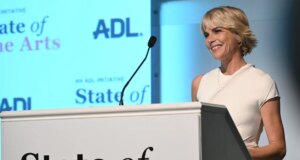 A atriz Selma Blair foi presa após supostamente morder uma comissária de bordo. e foi detido em um voo de LAX para JFK, disseram fontes. A atriz Selma Blair foi presa após supostamente morder uma comissária de bordo. e foi detido em um voo de LAX para JFK, disseram fontes.