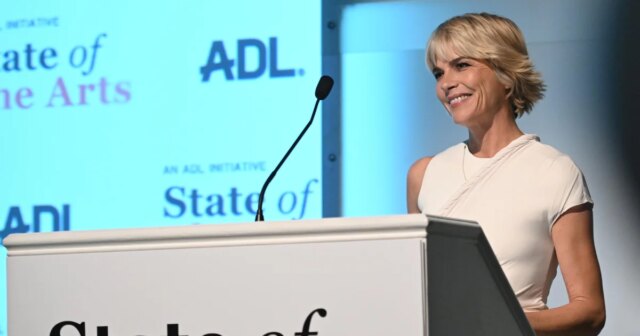 A atriz Selma Blair foi presa após supostamente morder uma comissária de bordo. e foi detido em um voo de LAX para JFK, disseram fontes. A atriz Selma Blair foi presa após supostamente morder uma comissária de bordo. e foi detido em um voo de LAX para JFK, disseram fontes.