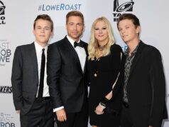 A família enlutada de Rob Lowe se reuniu para o casamento repleto de estrelas de seu filho Matthew em Santa Bárbara… Após a trágica morte de sua neta de 13 anos, Fiona, A família enlutada de Rob Lowe se reuniu para o casamento repleto de estrelas de seu filho Matthew em Santa Bárbara… Após a trágica morte de sua neta de 13 anos, Fiona,