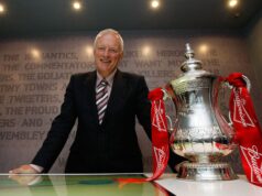“Adoro os discursos de John Sitton. Digo o tempo todo: ‘Traga um jantar bem legal!’ Isso é brilhante.” Barry Hearn falou sobre sua relação de amor/ódio com o ex-gerente do Leyton Orient.