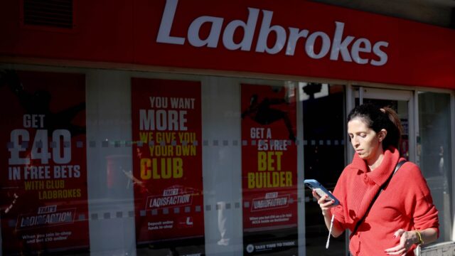 Apostar que o aumento de impostos pode custar empregos aos jovens, alerta Stella David, chefe da Ladbrokes e da Coral