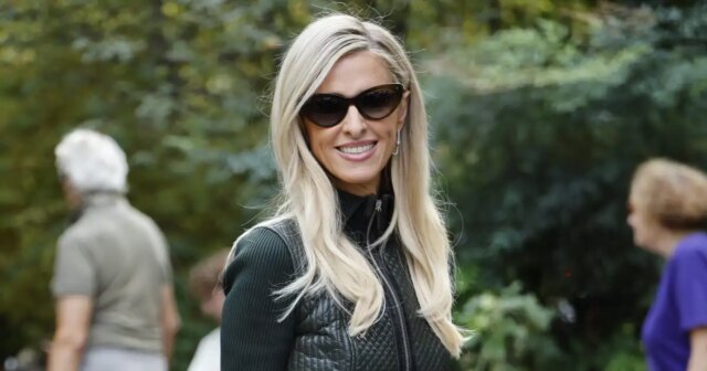 Compre a bolsa castanha estilo ‘Parisian Rich Mom’ de Nicky Hilton por menos. Compre a bolsa castanha estilo ‘Parisian Rich Mom’ de Nicky Hilton por menos.