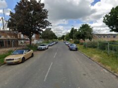 Criança ferida morre em casa depois que homens e mulheres na faixa dos 20 anos são presos Criança ferida morre em casa depois que homens e mulheres na faixa dos 20 anos são presos