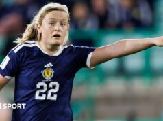 Erin Cuthbert, da Escócia, comemora durante a vitória por 2 a 0 sobre a República Tcheca, após uma longa recuperação no verão