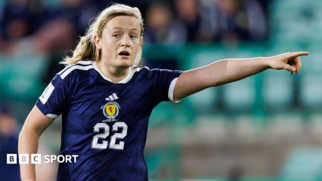 Erin Cuthbert, da Escócia, comemora durante a vitória por 2 a 0 sobre a República Tcheca, após uma longa recuperação no verão