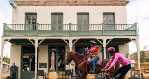 ‘Fiquei chocado com a escala’ – Lachlan Morton bate o recorde do Pony Express de 160 anos em mais de 19 horas em aventura em oito estados dos EUA 'Fiquei chocado com a escala' - Lachlan Morton bate o recorde do Pony Express de 160 anos em mais de 19 horas em aventura em oito estados dos EUA