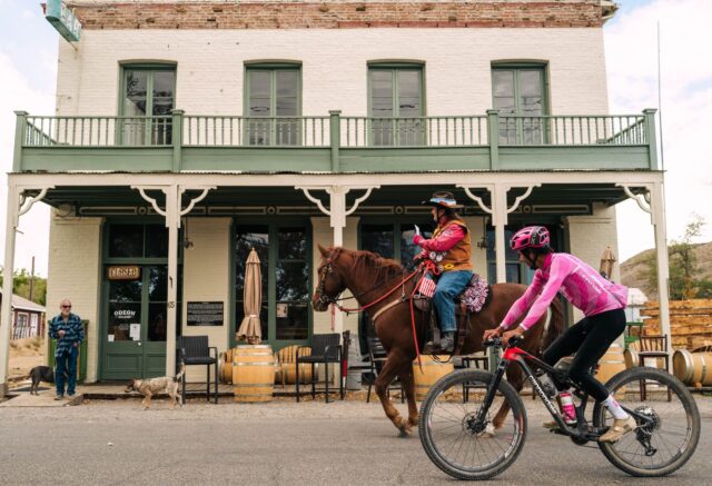 ‘Fiquei chocado com a escala’ – Lachlan Morton bate o recorde do Pony Express de 160 anos em mais de 19 horas em aventura em oito estados dos EUA
