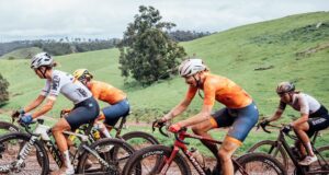 Geerike Schreurs passa por cirurgia após quebrar duas vértebras em acidente no Campeonato Mundial de Gravel Geerike Schreurs passa por cirurgia após quebrar duas vértebras em acidente no Campeonato Mundial de Gravel