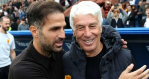 Gian Piero Gasperini encantado com a Roma de 10 jogadores segurando Como Gian Piero Gasperini encantado com a Roma de 10 jogadores segurando Como