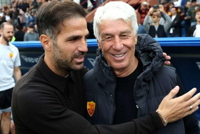 Gian Piero Gasperini encantado com a Roma de 10 jogadores segurando Como