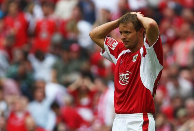 “Há muitos jogadores da Premier League, muito menos jogadores da Football League, que não têm o nível de fama que eu tive” Lee Trundle, jogador de futebol das ruas, não pode esquecer, relembra o auge de sua carreira “louca” ao completar 50 anos.