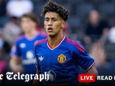 JJ Gabriel, um jovem jogador altamente talentoso, estreia pelo Manchester United United vencendo o Atlético de Madrid