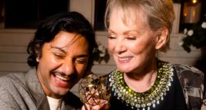 Jean Smart apresenta hack de casamento de Costar Mark Indelicato Jean Smart apresenta hack de casamento de Costar Mark Indelicato