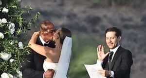 Jennifer Meyer e Geoff Ogunlesi são casados! Star se casa pessoalmente com bilionário com ex Tobey Maguire no Havaí Jennifer Meyer e Geoff Ogunlesi são casados! Star se casa pessoalmente com bilionário com ex Tobey Maguire no Havaí