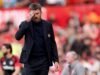 Michael Carrick enfrenta confronto tenso como técnico do Manchester United, mas evita ‘espiral da destruição’ com mudanças