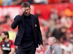 Michael Carrick enfrenta confronto tenso como técnico do Manchester United, mas evita ‘espiral da destruição’ com mudanças