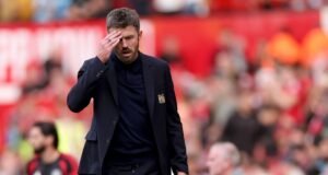 Michael Carrick enfrenta confronto tenso como técnico do Manchester United, mas evita ‘espiral da destruição’ com mudanças