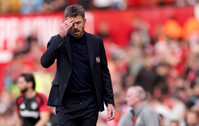Michael Carrick enfrenta confronto tenso como técnico do Manchester United, mas evita ‘espiral da destruição’ com mudanças