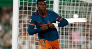 Newcastle ‘envia olheiros de transferência para assistir ao craque recordista da La Liga, de 18 anos, estrelar ao lado do vencedor da Premier League’ Newcastle 'envia olheiros de transferência para assistir ao craque recordista da La Liga, de 18 anos, estrelar ao lado do vencedor da Premier League'